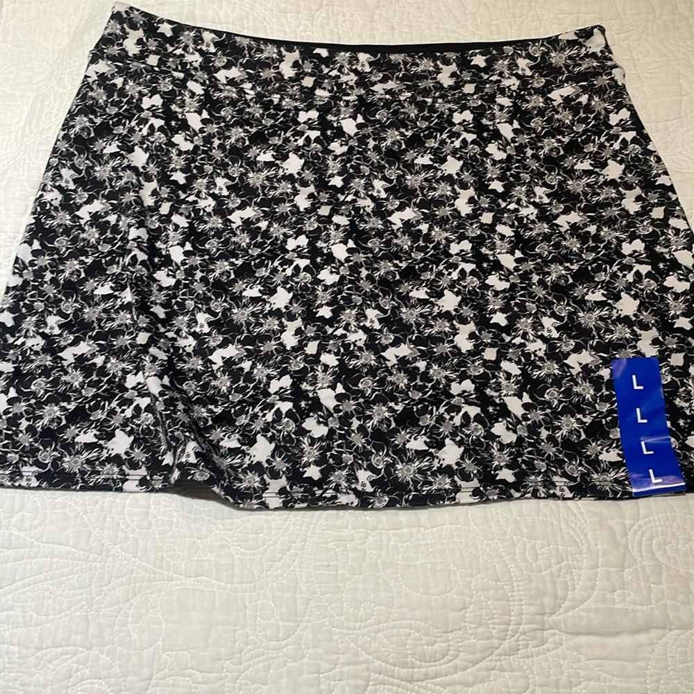 Tranquility Windsor Terrace skort. New with tags.